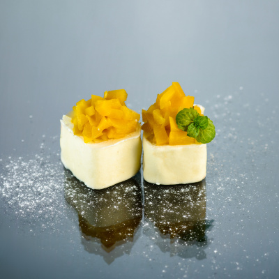 фото Сладкий ролл с бананом, персиком и сыром 8шт