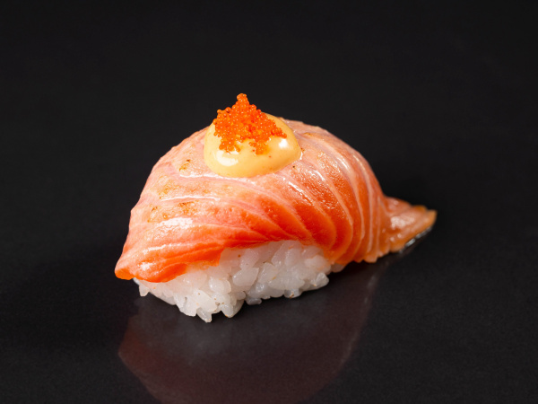 фото Суши с опалённым лососем и икрой тобико