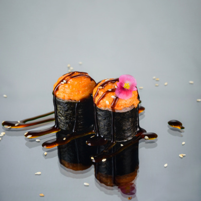 фото Малый запеченный ролл с сочным кальмаром и соусом унаги(6шт)