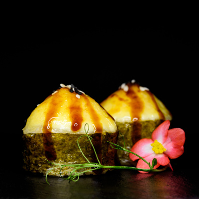 фото Запеченный ролл с помидокрой, сыром,зеленым луком и соусом унаги(8шт)
