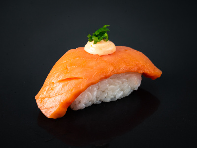 фото Суши с копчёным лососем, спайси