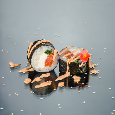 фото Футомаки с копченым лососем,зеленым луком и спайси(8шт)