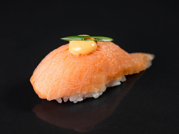 фото Суши с копчёным лососем, спайси