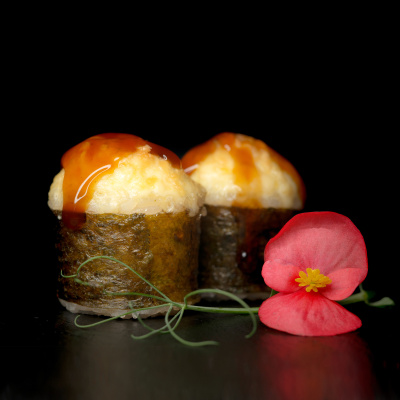 фото Малый запчённый ролл с сырной шапкой, копчёной курицей, листьями салата и соусом унаги(6шт)
